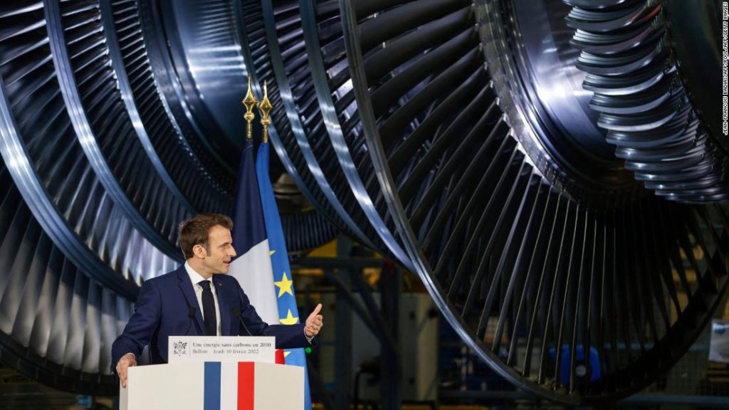França anuncia planos para construir até 14 reatores nucleares