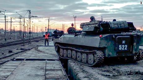 Nesta imagem tirada de um vídeo fornecido pelo Ministério da Defesa russo na terça-feira, veículos blindados russos são carregados em plataformas ferroviárias após o término dos exercícios militares. 