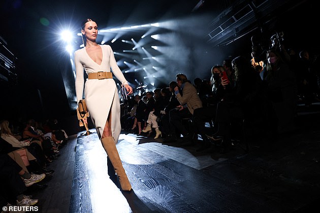 Top Models: Michael Kors contratou os melhores talentos da indústria de modelagem para projetar sua coleção de prêt-à-porter outono 2022;  Na foto é Bella Hadid