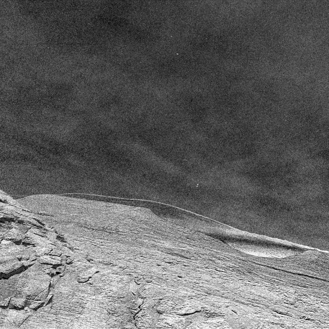 A sonda Curiosity em Marte observa belas nuvens à deriva