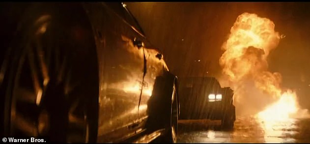 Clipe reconhecível: o trailer mostra alguns dos mesmos clipes que as iterações anteriores fizeram, incluindo o Batmóvel voando por uma enorme bola de fogo enquanto persegue o carro de um pinguim