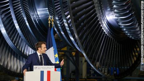 O presidente francês Emmanuel Macron faz um discurso no principal local de produção da GE Steam Power System para sistemas de turbinas nucleares em 10 de fevereiro de 2022.