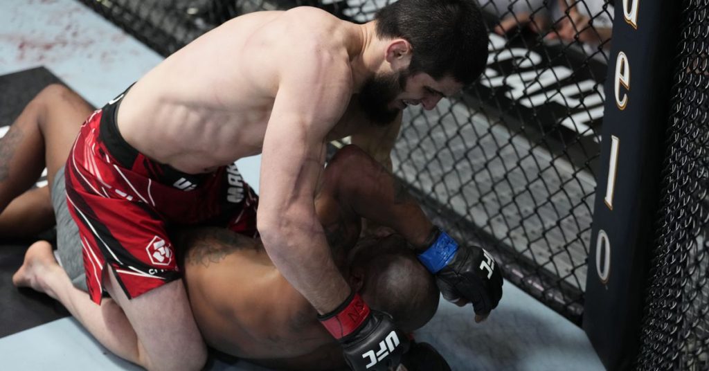 Islam Makhachev pede disputa de cinturão após bater Bobby Green na paralisação do primeiro round na 49ª luta principal do UFC Vegas
