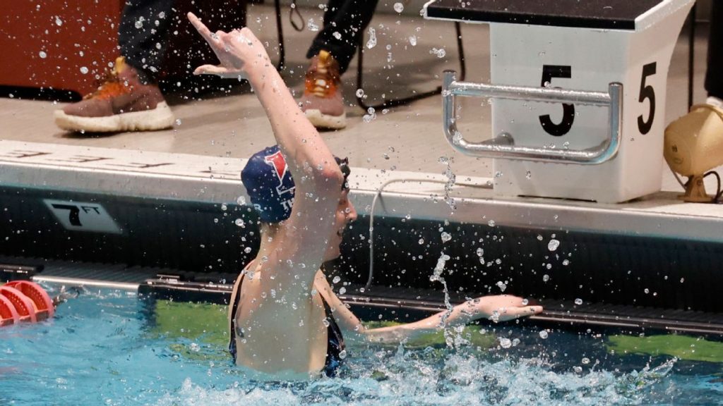 Leah Thomas, nadadora da Penn Quakers, ganha 100 jardas livres, termina com quatro títulos da Ivy League em natação e mergulho.