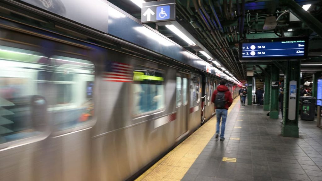MTA testará barreiras de plataforma em três estações de metrô de Nova York