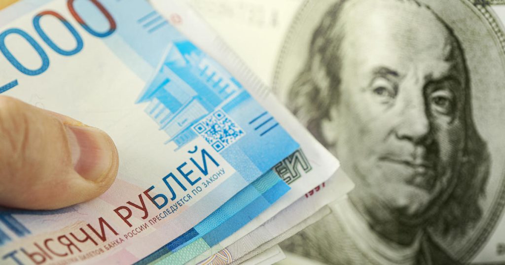 O rublo russo atingiu menos de um centavo depois que o Ocidente apertou as sanções
