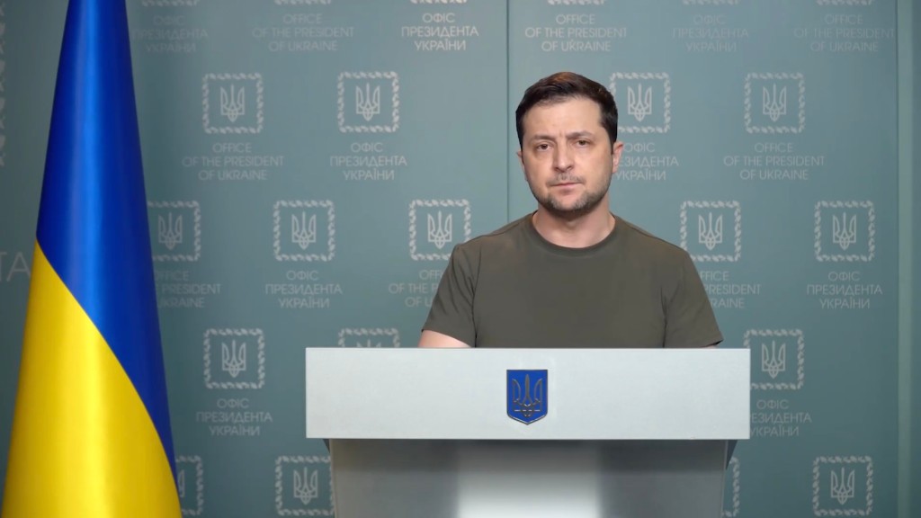 O presidente Volodymyr Zelensky fala em uma coletiva de imprensa em Kiev.