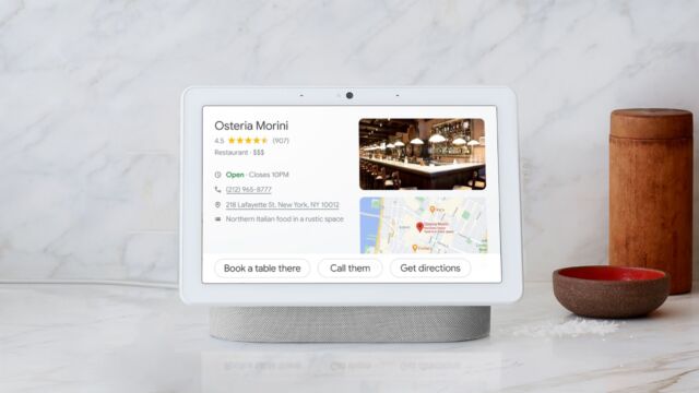 O Nest Hub Max do Google é um display inteligente de 10 polegadas projetado para exibir fotos, fazer videochamadas, controlar dispositivos domésticos inteligentes e acessar o Google Assistant, entre outros truques.  Os alto-falantes não são os melhores e não há obturador físico para a câmera embutida.