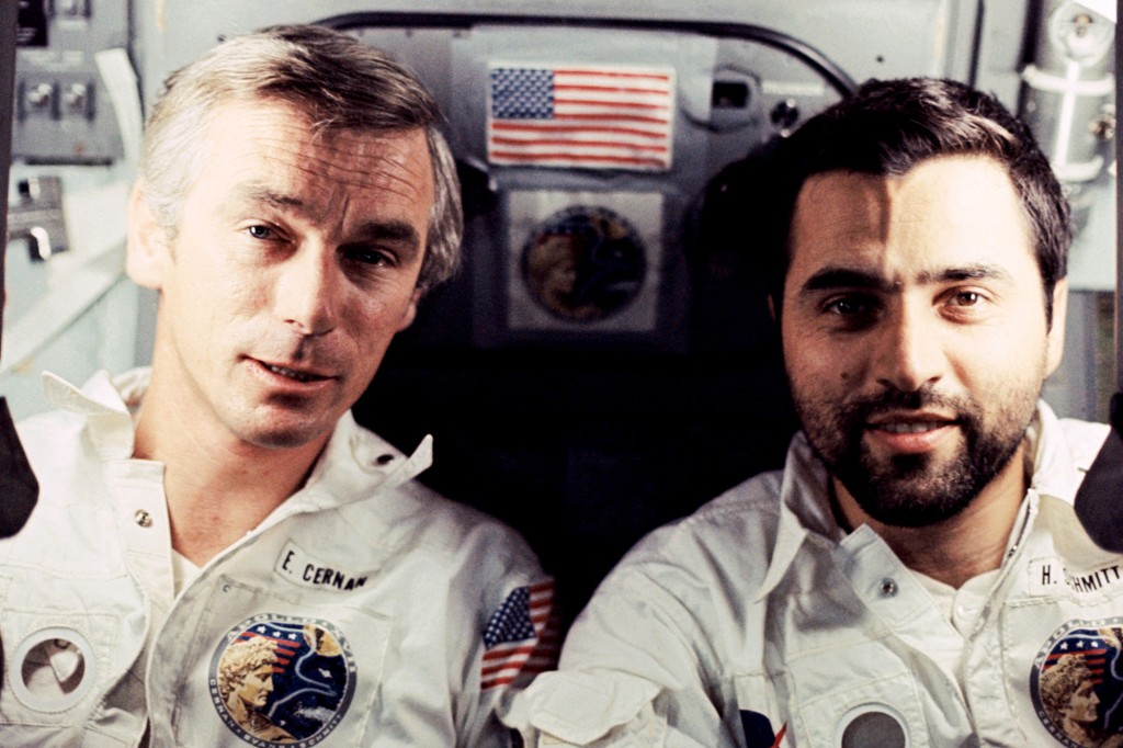 O astronauta Eugene A.  Cernan (esquerda) e Harrison H.  Jack Schmidt fez parte da famosa missão Apollo 17 em 1972.