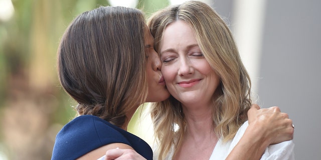 Jennifer Garner, à esquerda, beija a atriz Judy Greer enquanto Garner recebe uma estrela na Calçada da Fama de Hollywood 0, 20 de agosto de 2018, em Hollywood, Califórnia.