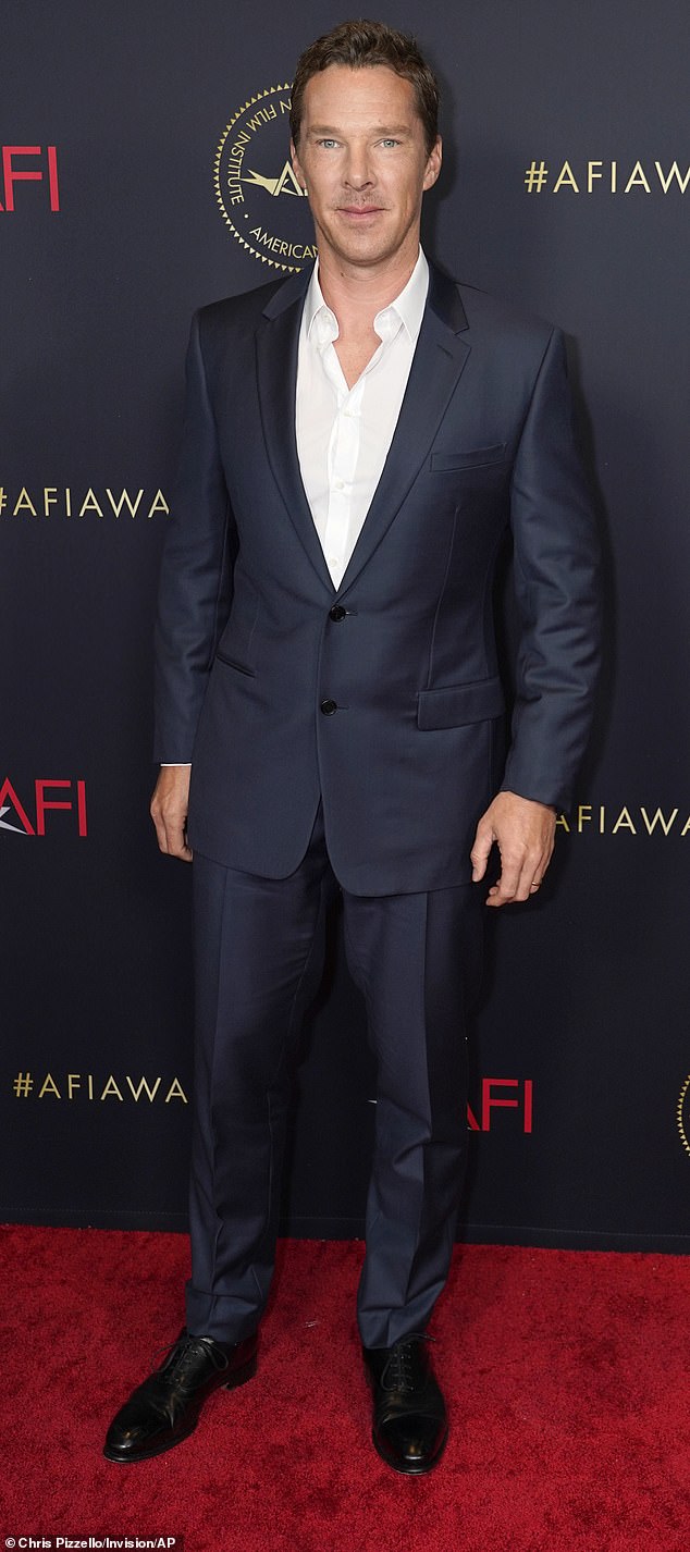 Benedict Cumberbatch chega ao almoço do AFI Awards na sexta-feira, 11 de março de 2022, no Beverly Wilshire Hotel em Beverly Hills, Califórnia