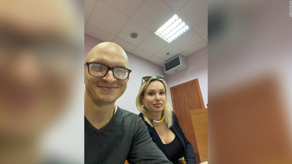 Marina Ovsianikova: repórter de TV russa que protestou contra a guerra da Ucrânia no ar aparece no tribunal