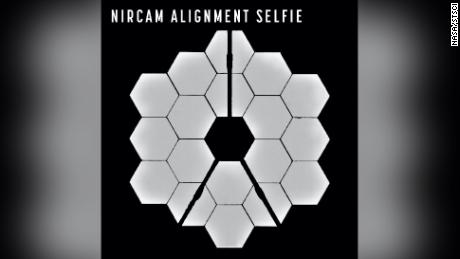 este "  Selfie "  novo "  Ele mostra todos os 18 segmentos do espelho primário de Webb coletando luz da mesma estrela.