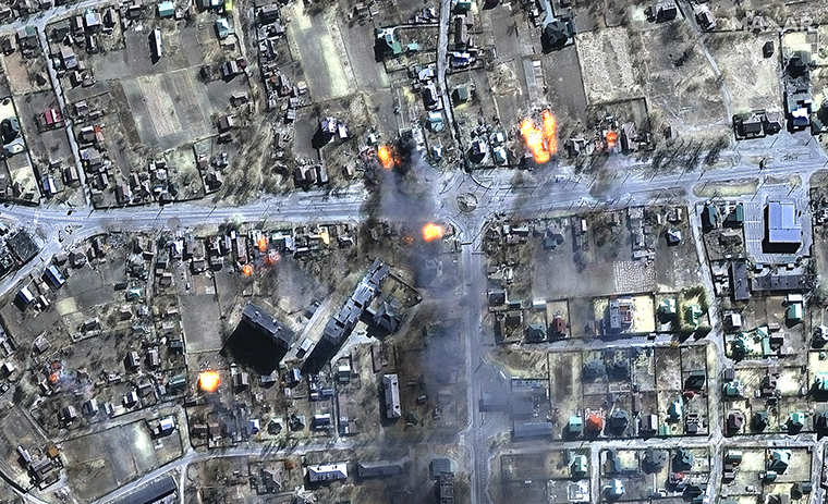 Casas em chamas em Chernihiv, Ucrânia.