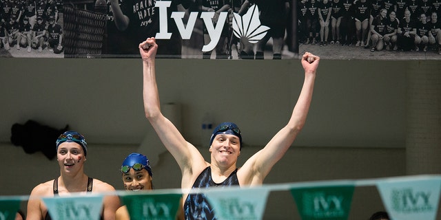 A nadadora da Universidade da Pensilvânia, Leah Thomas, reage depois que sua equipe vence o revezamento de 400 jardas livre durante o Campeonato Feminino de Natação e Mergulho da Ivy League de 2022 em Blodgett Pool em 19 de fevereiro de 2022, em Cambridge, Massachusetts.