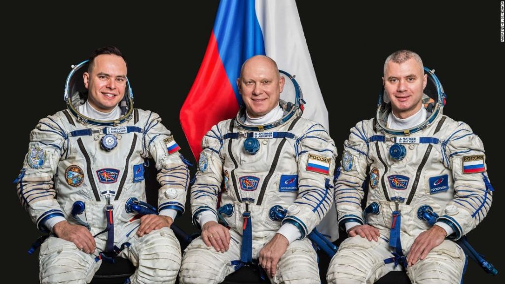 Tripulação de cosmonautas russos decola para a Estação Espacial Internacional
