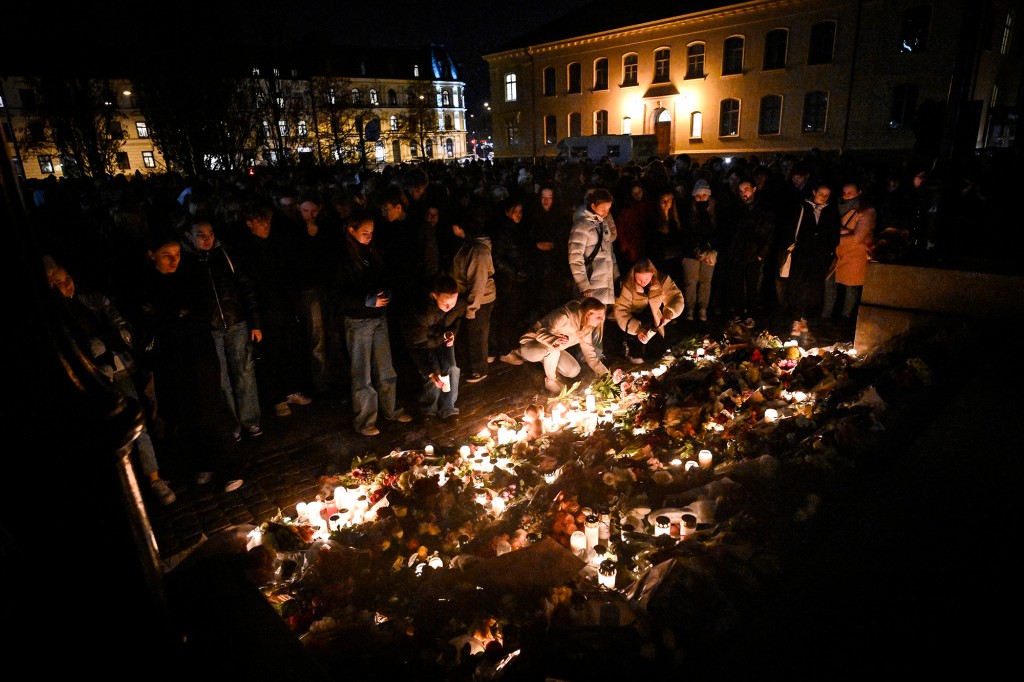 As pessoas prestam homenagem aos dois professores que foram assassinados na Malmö Latin School em 22 de março de 2022.