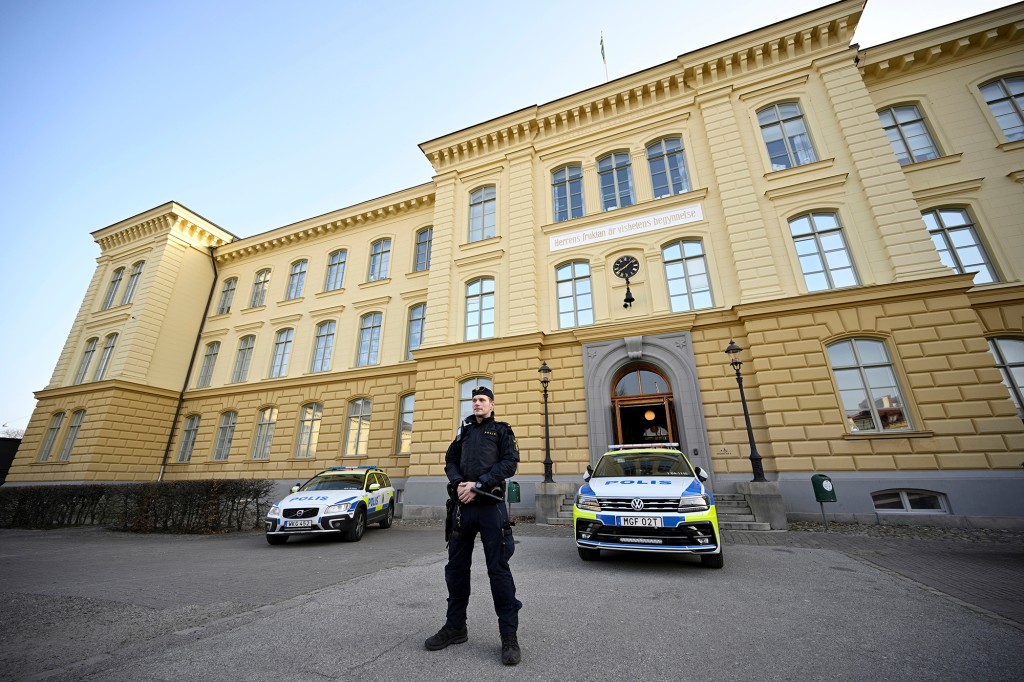 Um policial do lado de fora da Malmö Latin School em Malmö, Suécia, terça-feira, 22 de março de 2022.