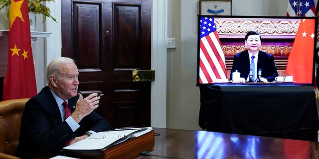 O presidente Biden se encontra aproximadamente com o presidente chinês Xi Jinping da Sala Roosevelt da Casa Branca em Washington, em 15 de novembro de 2021. 