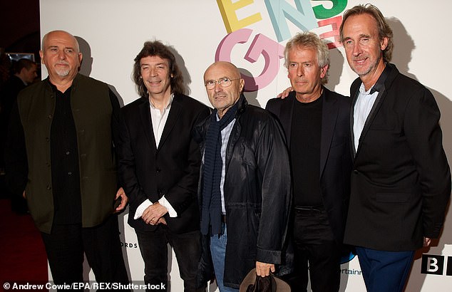 Moment in History: O membro fundador Peter Gabriel (no final à esquerda) não fez parte dos shows de reunião (foto com o guitarrista Steve Hackett em 2014)