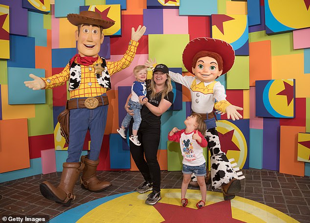 Family Fun: A heroína do American Idol aparece com seus filhos Remington e River em abril de 2018 na Disneyland em Anaheim, Califórnia.