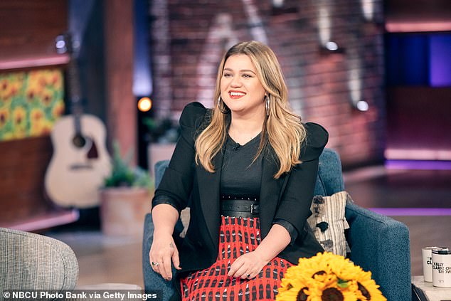Apresentadora: Kelly apresenta seu próprio talk show The Kelly Clarkson Show desde 2019 e vai ao ar no início deste ano durante o programa da terceira temporada.