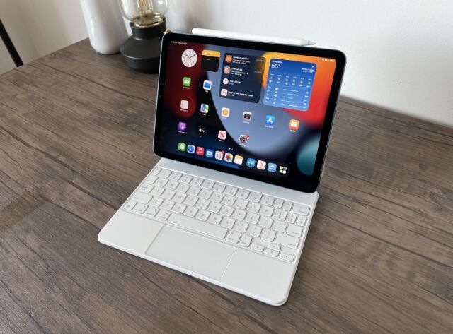 2022 iPad Air com Magic Keyboard e Apple Pencil.