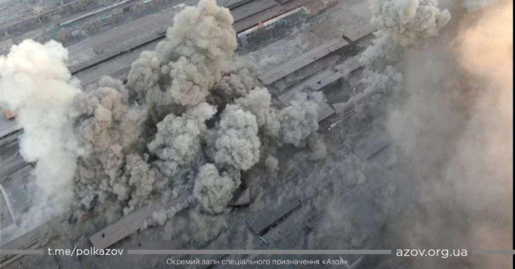 Ataques aéreos russos causam estragos em Mariupol, transformando cidade ucraniana em "cinzas"