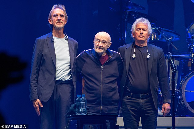 Uma recepção calorosa: Phil Collins deu uma despedida emocionada aos fãs do Genesis ao lado dos companheiros de banda Mike Rutherford (esquerda) e Tony Banks (direita) em Londres no sábado - onde a famosa banda realizou seu último show.