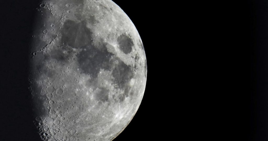 Lixo espacial 'misterioso' a caminho de colidir com a lua a 5.800 mph na sexta-feira