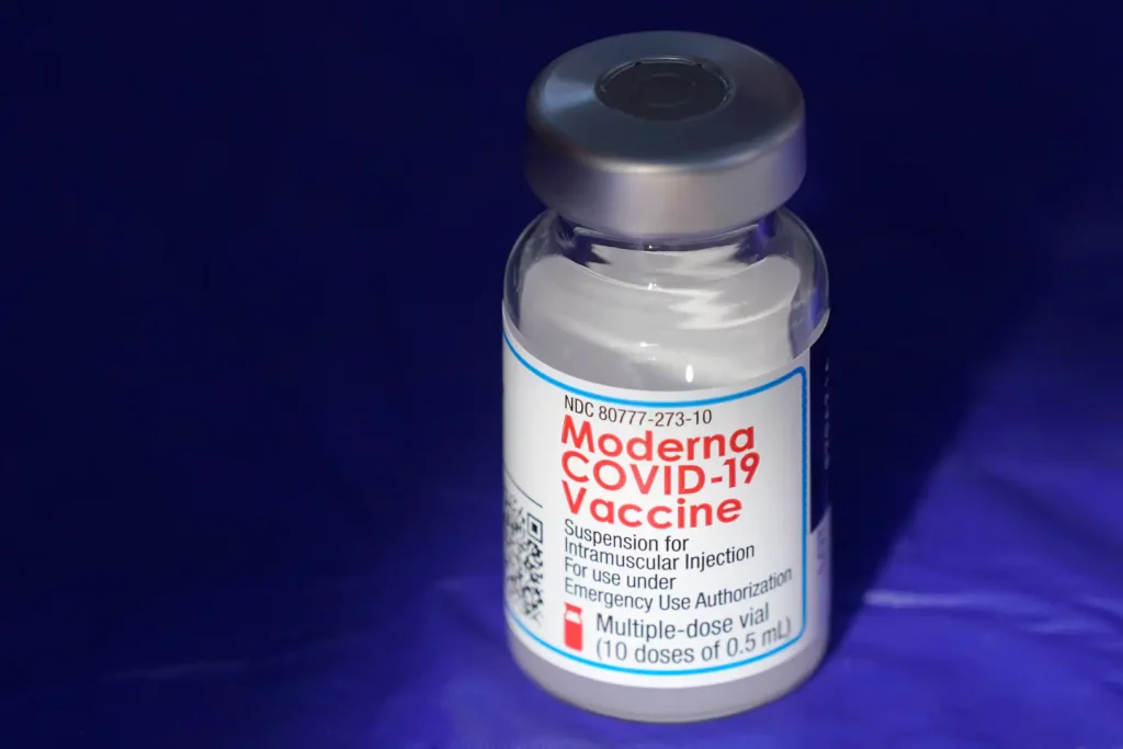 Moderna está buscando permissão da FDA para receber uma segunda dose de reforço da vacina contra o coronavírus para todos os adultos