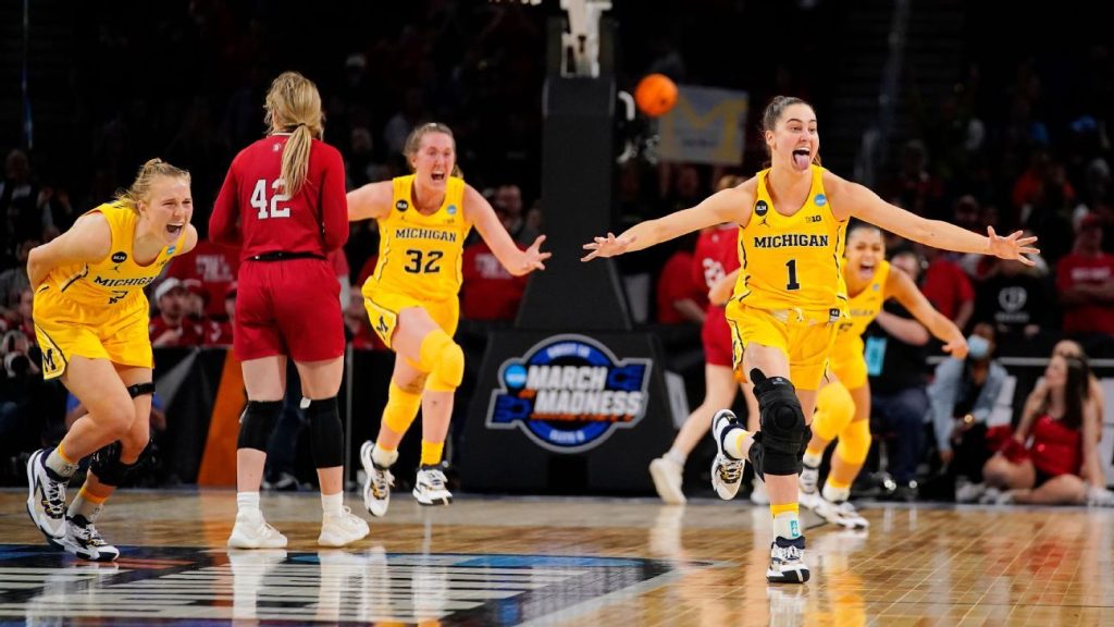 O basquete feminino do Michigan Wolverines comemora sua primeira Elite Eight na história do programa após a derrota 'deslizante' para o título 'Big Ten'