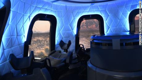 O interior da cápsula Blue Origin está em exibição em 11 de dezembro de 2021, em Van Horn, Texas. 