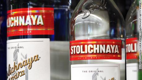 Garrafas de vodka Stolichnaya vistas em exibição em 2020. A vodka, que era mais conhecida por ser comercializada como russa, agora será vendida e comercializada como Stoli, informou a empresa em comunicado.