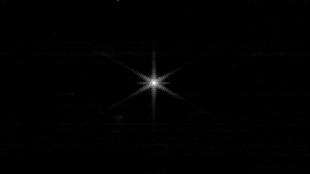 Telescópio Webb destaca estrela ao concluir a fase de alinhamento de 'empilhamento de imagens'