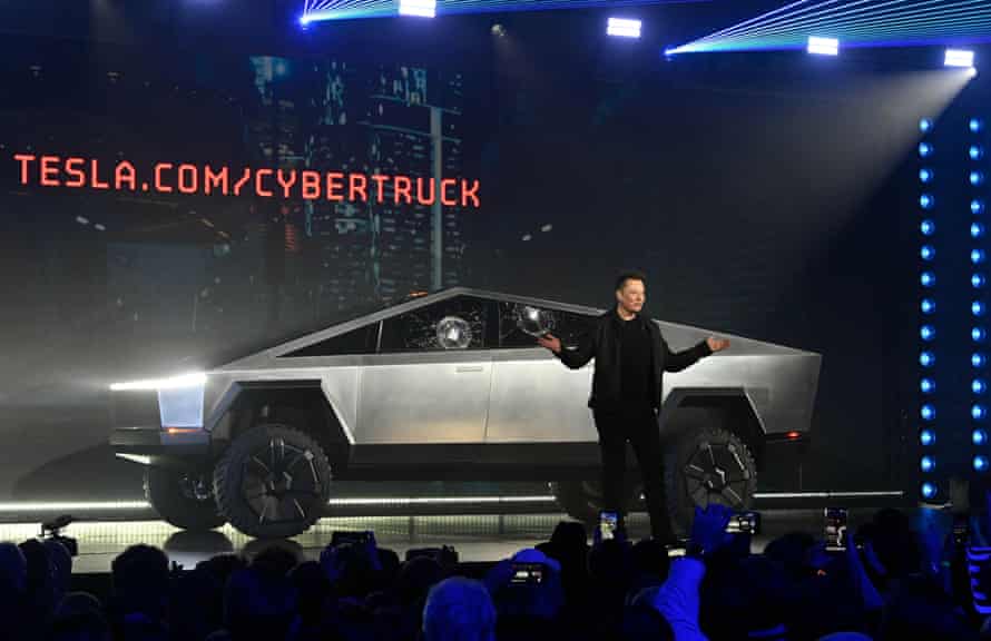 O CEO da Tesla, Elon Musk, apresentou o Cybertruck em 2019, outro movimento para um mercado semelhante ao que o novo Hummer está mirando.