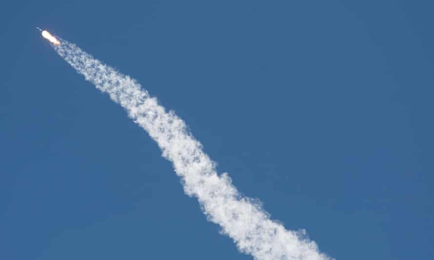 Um míssil SpaceX em voo