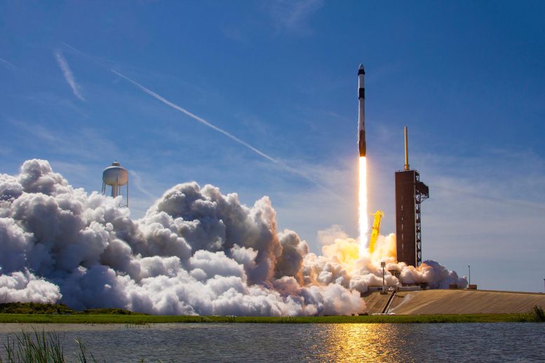     Lançamento da missão SpaceX Falcon 9 Rocket Ax-1