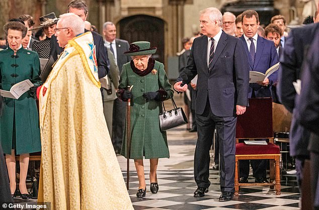 O príncipe Andrew foi acompanhado pela rainha quando ela compareceu ao serviço memorial para o duque de Edimburgo em 29 de março