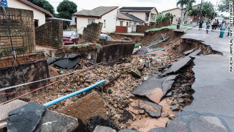 Uma estrada e uma casa foram seriamente danificadas após fortes chuvas em Durban na terça-feira.