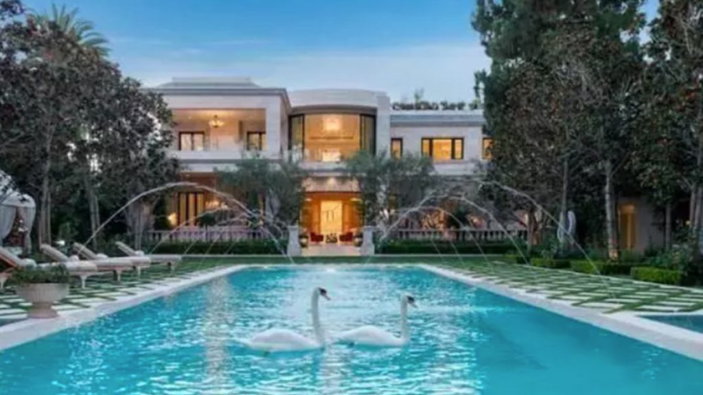 Ben Affleck e Jennifer Lopez visitam a enorme mansão em Beverly Hills