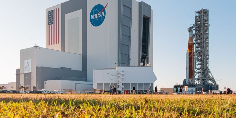 NASA recua de seu enorme foguete depois de não completar o teste de contagem regressiva