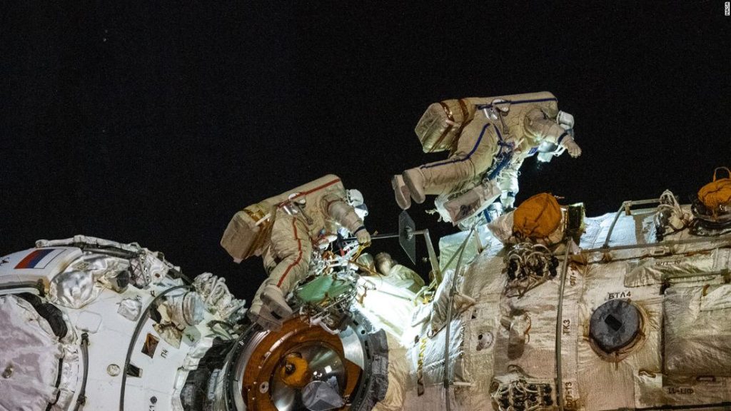 Os russos estão fazendo uma caminhada espacial para ativar o braço robótico