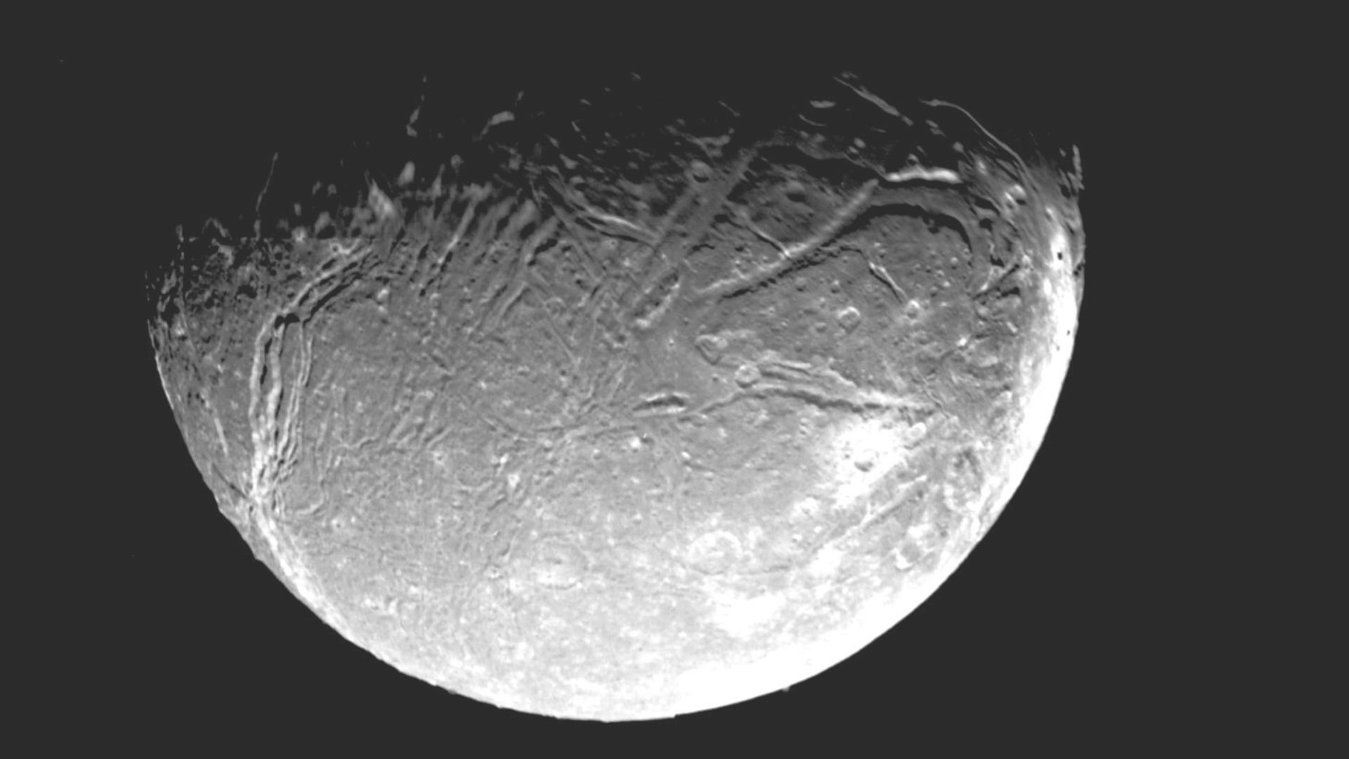 A imagem mais detalhada da Voyager 2 de Ariel, a lua de Urano, foi tirada em 1986.