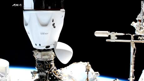 A missão de turismo da SpaceX acaba de chegar à Estação Espacial Internacional.  Aqui está tudo o que você precisa saber 