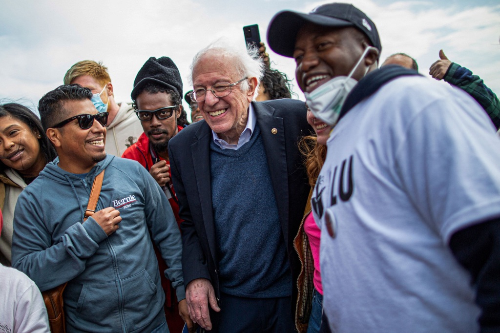 O senador dos EUA Bernie Sanders (I-VT) fica com os trabalhadores da Amazon durante um comício do lado de fora do prédio da empresa em Staten Island, Nova York, em 24 de abril de 2022. Um esforço final para criar sindicatos ganhou impulso e encontrou alguns grandes sucessos no Estados Unidos.