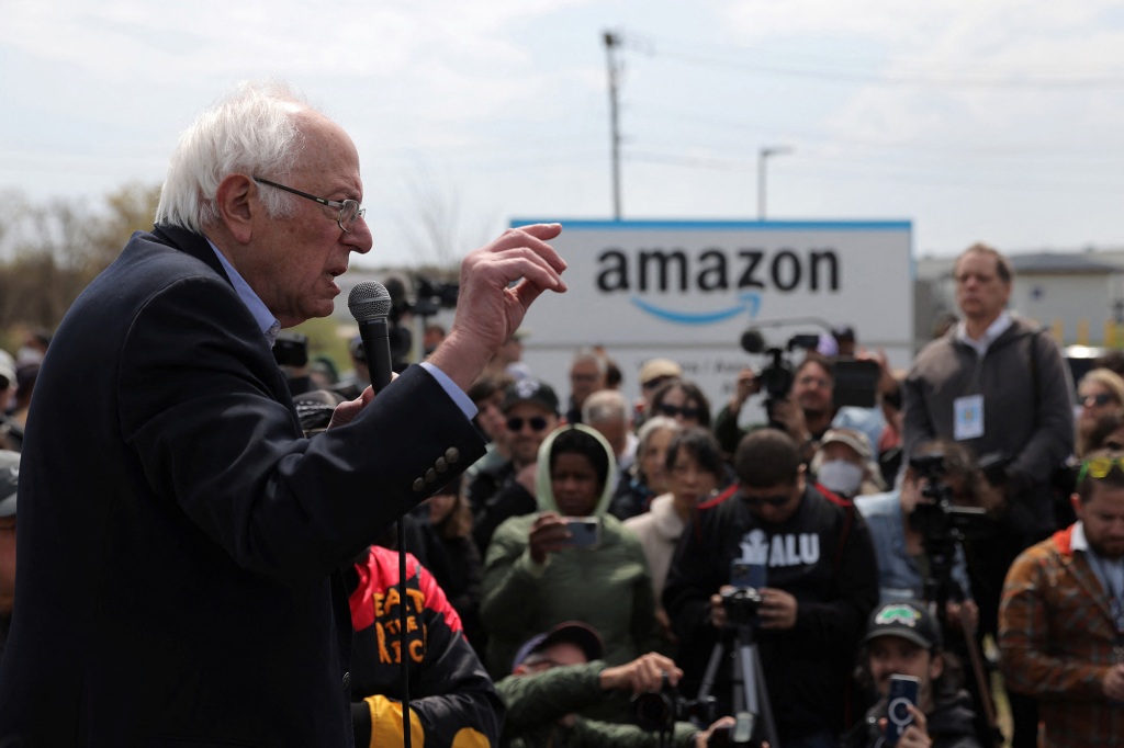 O senador dos EUA Bernie Sanders (I-VT) fala em uma instalação da Amazon durante uma manifestação do Sindicato dos Trabalhadores da Amazônia (ALU) em Staten Island, Nova York, EUA, em 24 de abril de 2022. 
