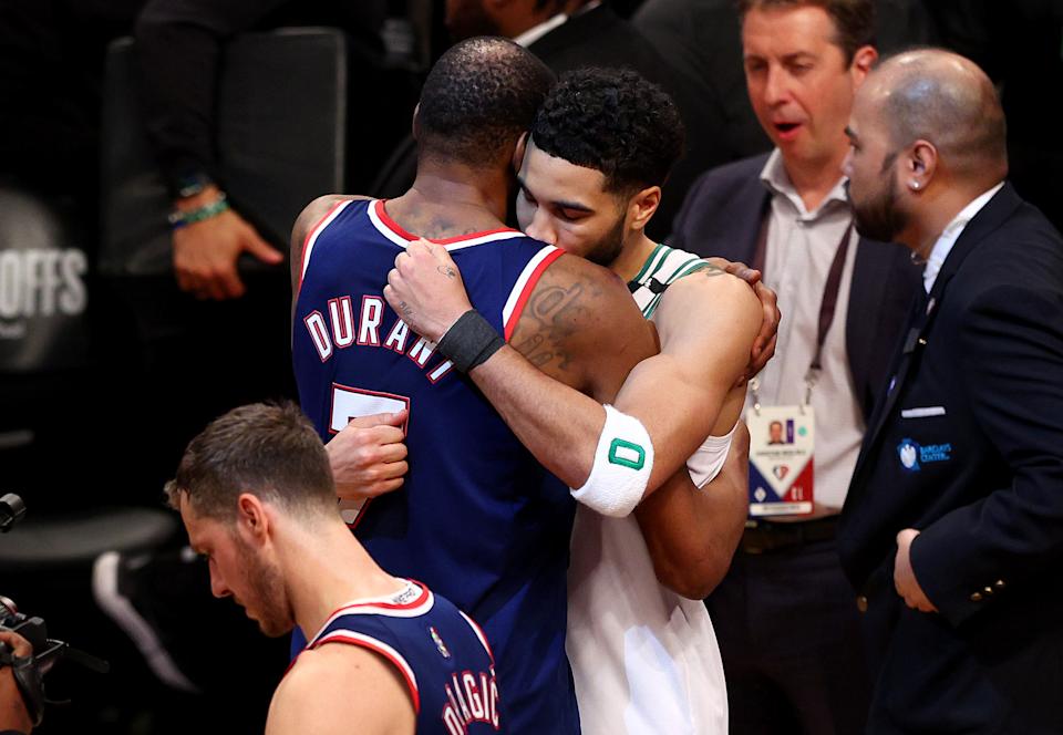 Kevin Durant, do Brooklyn, abraça e parabeniza Jason Tatum, do Boston, depois que o Celtics marcou na primeira rodada dos playoffs da NBA em 25 de abril de 2022. (Elsa/Getty Images)
