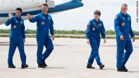A astronauta da NASA Jessica Watkins, à esquerda, como Jill Lindgren, a segunda da esquerda, a astronauta da Agência Espacial Européia Samantha Cristoforetti, a segunda da direita, e o astronauta da NASA Robert Haines, à direita, ao deixarem as instalações de lançamento e pouso da NASA.  Centro Espacial Kennedy.