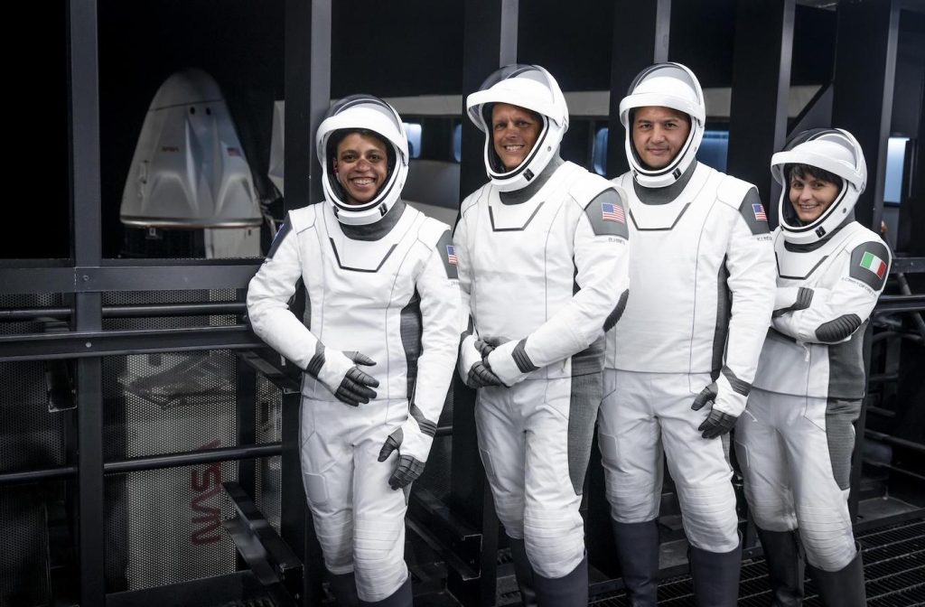 Quatro astronautas prontos para lançamento noturno da Flórida - Spaceflight Now